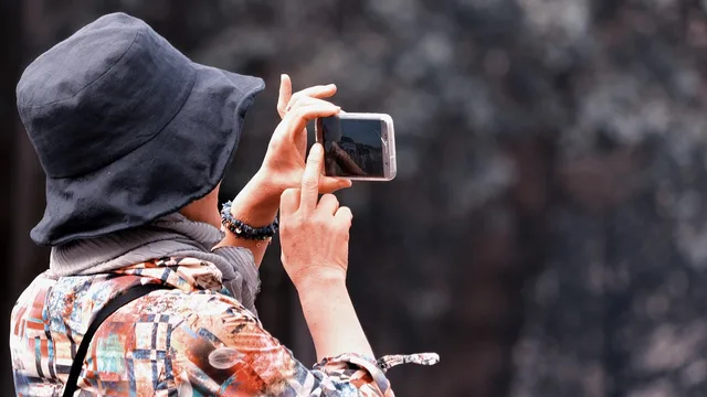 taking photos, smartphone, photography, nature, people, female, woman, city, vacations, travel, summer, to travel, tourism, tourists. When to use AI applications in travel creator campaigns