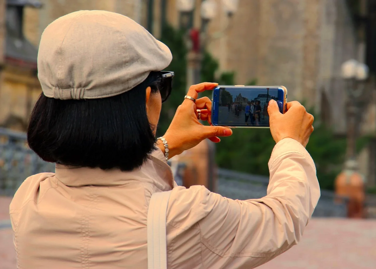 taking photos, woman, smartphone, photography, people, person, female, women, people photograph, city, vacations, travel, nature, summer, to travel, tourism, tourists