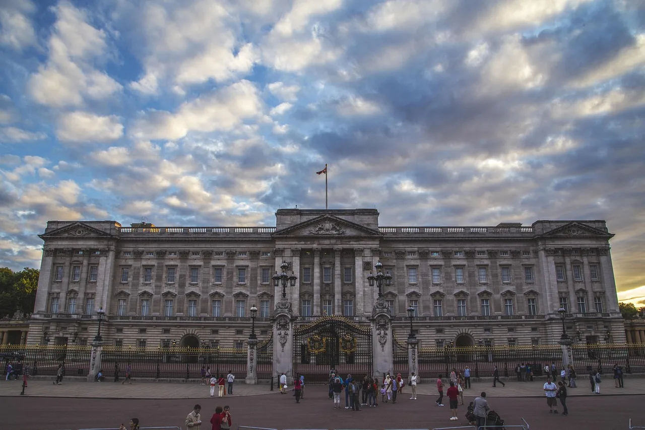 buckingham, buckingham palace, palace, london, england, queen, royal, travel, landmark, uk, europe, architecture, britain, british, english, building, united kingdom, tourist, attraction, tourism, famous, historic, royalty, history, sky, cityscape, nature, gray history